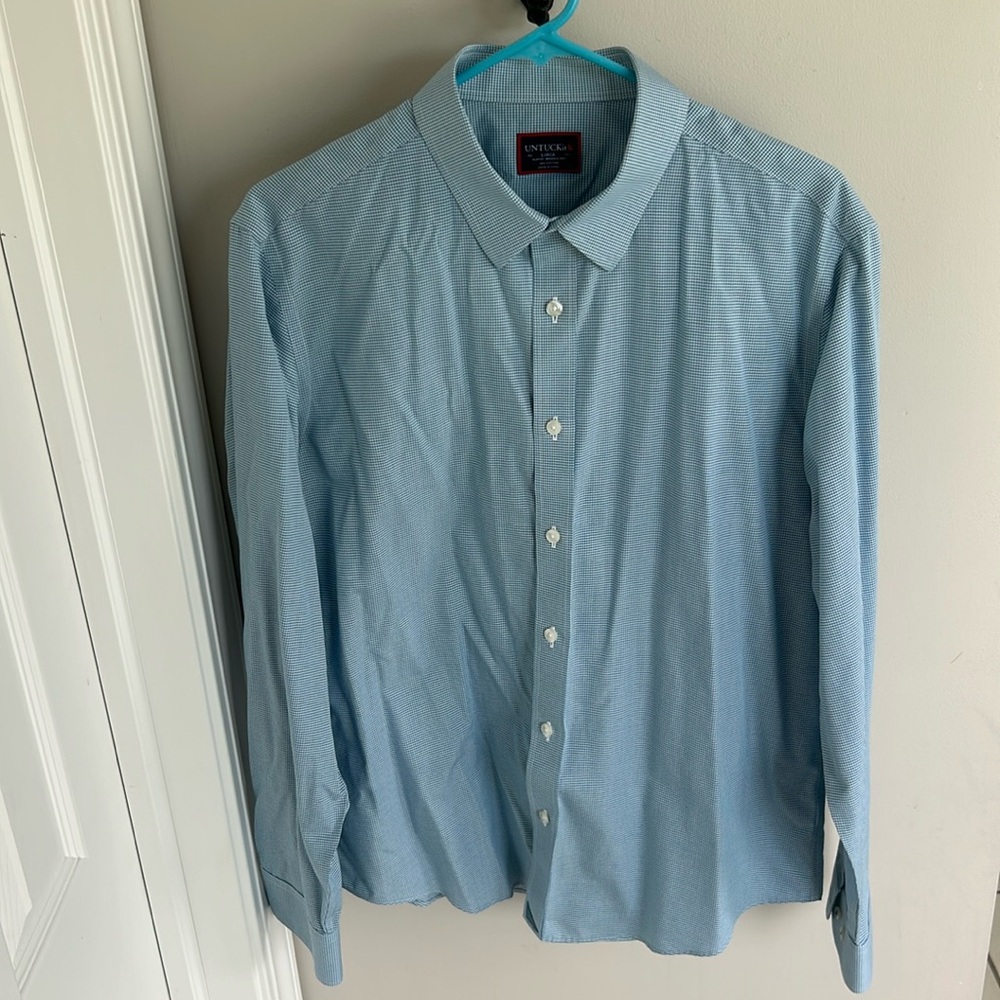 UNTUCKit Slim Fit Blue Button Up - Size Large